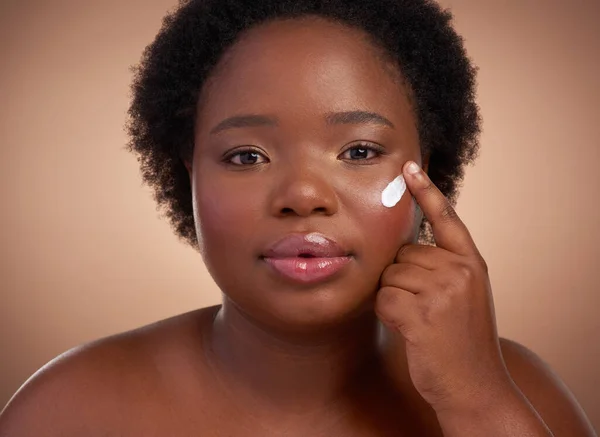 Een huidverzorgingsregime is een dagelijkse activiteit. Studio portret van een mooie jonge vrouw poseren tegen een bruine achtergrond. — Stockfoto