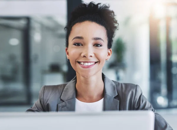 Toujours heureux d'être productif. Plan recadré d'une jeune femme d'affaires attrayante dans son bureau. — Photo