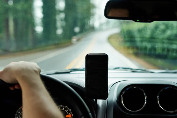 Wiem dokładnie, jak długo zajmie mi ta podróż. Przycięte ujęcie mężczyzny używającego systemu GPS podczas jazdy samochodem. — Zdjęcie stockowe
