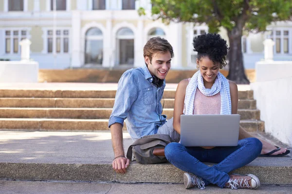 Verbinding door de voordelen van Technologie. Opname van twee studenten die samen studeren op het terrein van de campus. — Stockfoto
