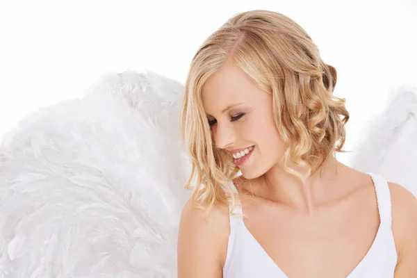 La sua bellezza è luminosa. Studio girato di una giovane donna in ali d'angelo isolato su bianco. — Foto Stock
