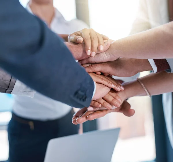 Deras hårda arbete stämmer verkligen. Beskärda skott av en grupp oigenkännliga företagare stapla sina händer på varandra på kontoret. — Stockfoto