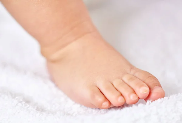 제 발은 항상 이렇게 지저분 했습니다. 작은 아기 발을 찍은 사진. — 스톡 사진