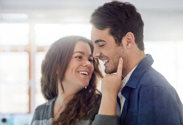 Ho qualcosa sul naso. Girato di una giovane coppia che si diverte in cucina mentre si rilassa a casa. — Foto Stock