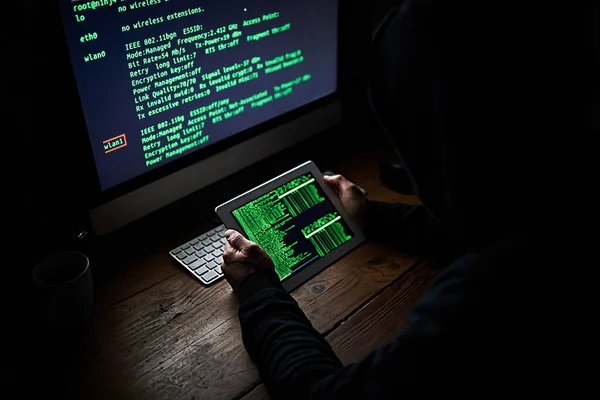 Coding sepanjang malam. Sudut tinggi ditembak dari hacker tidak dikenal menggunakan komputer larut malam. — Stok Foto