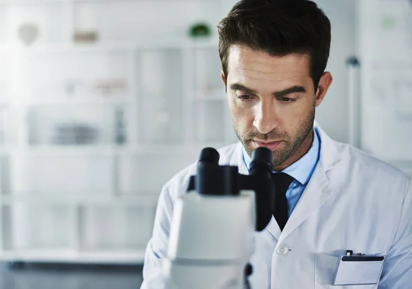 Druk met een nieuwe doorbraak. Foto van een wetenschapper met behulp van een microscoop in een lab. — Stockfoto