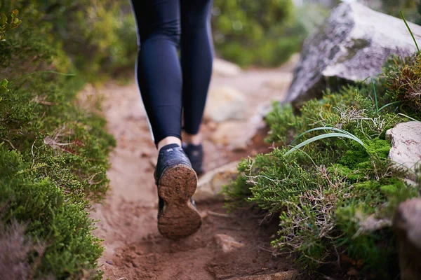 We gaan het pad op. Close-up shot van de benen van een vrouw wandelen een lang pad. — Stockfoto