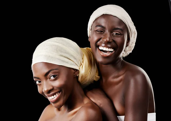 Não imagino a minha vida sem ela. Estúdio retrato de duas mulheres bonitas usando lenços de cabeça contra um fundo preto. — Fotografia de Stock