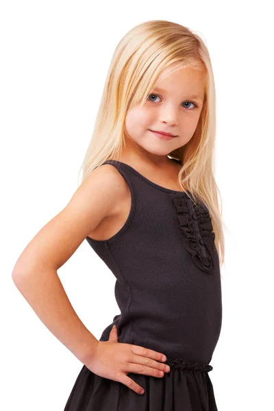 Shes niedlich und selbstbewusst. Porträt eines süßen kleinen Mädchens, das mit den Händen auf Hüften vor weißem Hintergrund steht. — Stockfoto