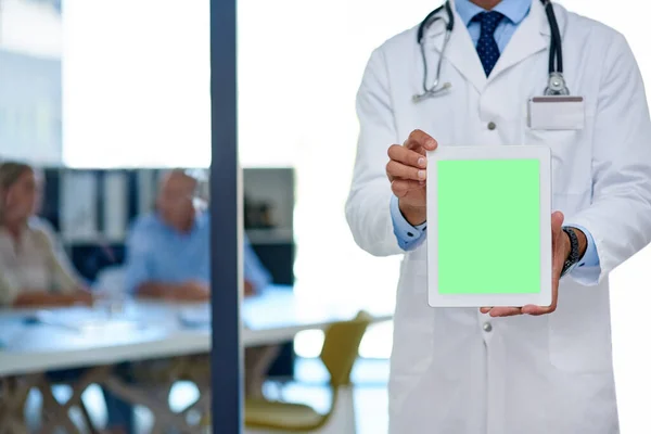 Czytałaś o najnowszych osiągnięciach medycznych? Przycięte ujęcie lekarza trzymającego cyfrowy tablet z ekranem z kluczem chromowym. — Zdjęcie stockowe