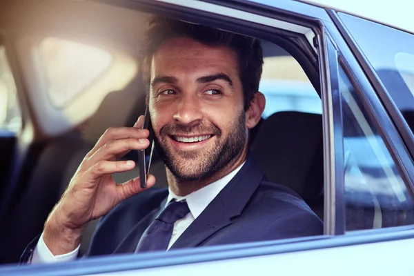 Vou já para aí. Tiro de um homem de negócios falando ao telefone enquanto viaja para o trabalho. — Fotografia de Stock