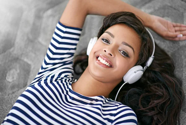 Tunet inn i helgen. Skutt av en ung kvinne som hørte på musikk hjemme. – stockfoto