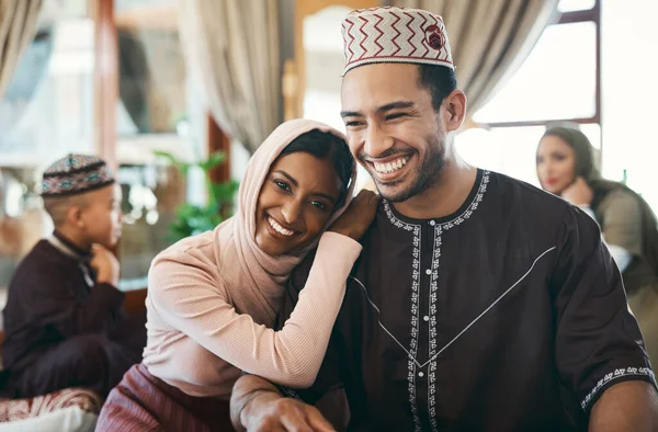 E 'la mia unica e sola. Girato di una giovane coppia musulmana insieme. — Foto Stock
