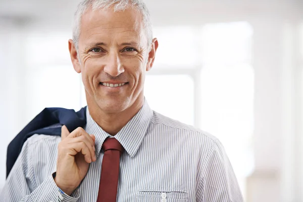 Tu as choisi la bonne personne pour le boulot. Portrait d'un homme d'affaires mature avec sa veste par-dessus son épaule debout dans un bureau. — Photo