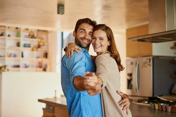 Deixa o amor liderar. Retrato recortado de um jovem casal carinhoso dançando em sua cozinha. — Fotografia de Stock