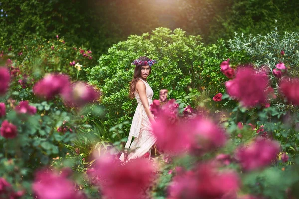 Jag känner mig som en gudinna idag i naturen. Skjuten av en vacker ung kvinna klädd i en blomsterkrans poserar i naturen. — Stockfoto