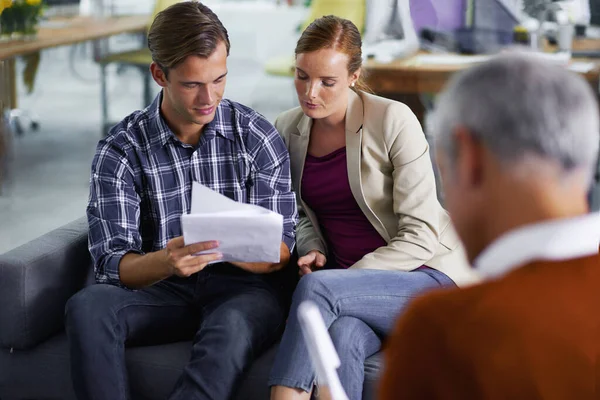 Stanno realizzando i loro sogni - Pianificazione Finanziaria. Sorridente giovane coppia che riceve consigli positivi dal loro consulente finanziario. — Foto Stock