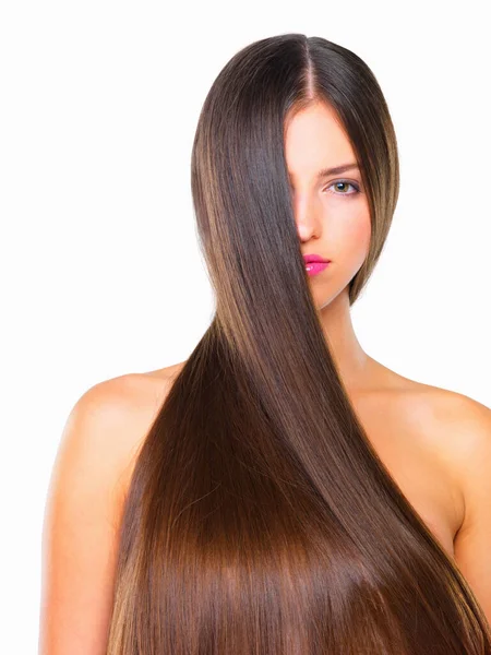 Cabello increíble hace la mejor primera impresión. Retrato de estudio de una hermosa joven posando sobre un fondo blanco. — Foto de Stock