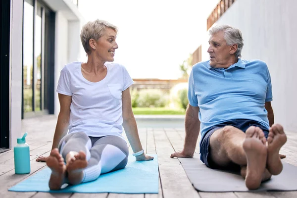 Partager un mode de vie plus holistique ensemble. Tourné d'un couple d'âge mûr prenant une pause tout en faisant de l'exercice à l'extérieur. — Photo