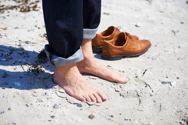 Sanden under mina fötter. Beskuren bild av en personamp039s bara fötter i sanden. — Stockfoto