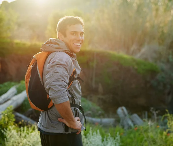 Groene oefening geeft je een beter gevoel. Achteraanzicht portret van een knappe mannelijke atleet met zijn handen op zijn heupen tijdens een wandeling in het bos. — Stockfoto