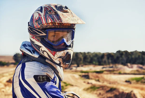 Je čas vyrvat tuhle trať. Portrét motokrosového jezdce ohlížejícího se zpět. — Stock fotografie