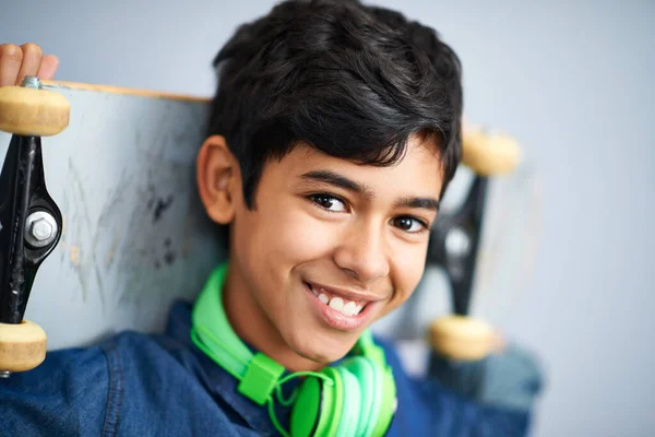 Coolstes Kind auf dem Block. Porträt eines glücklichen Jungen mit seinem Skateboard. — Stockfoto