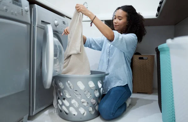 Mam dziś sporo prania do zrobienia. Strzał młodej kobiety przygotowującej się do prania prania w domu. — Zdjęcie stockowe