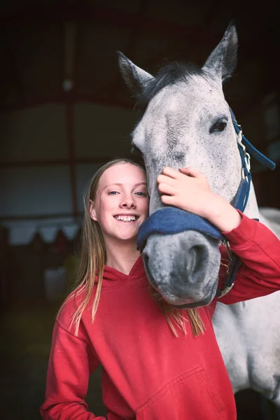 Plus qu'un cheval, c'est ma meilleure amie. Tourné d'une adolescente collant avec son cheval. — Photo