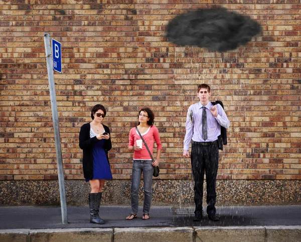 Csak rossz előérzete van a mai nappal kapcsolatban. Egy fekete esőfelhő a buszmegállóban álló fiatalok feje fölött.. — Stock Fotó