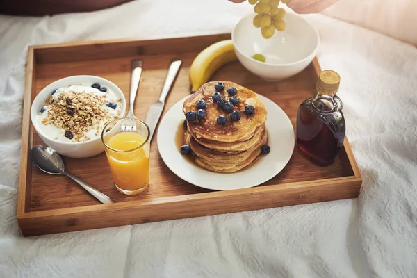 O pequeno-almoço é importante, mas o pequeno-almoço na cama é o paraíso. Tiro de ângulo alto de um homem irreconhecível desfrutando de café da manhã na cama em casa. — Fotografia de Stock