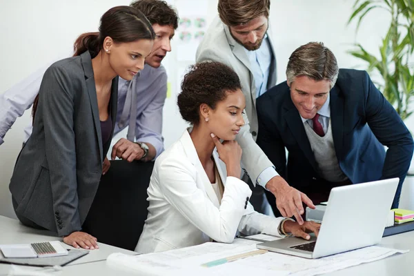 Team strategiesessie aan de gang. Opname van een groep zakenmensen die samenwerken op een laptop. — Stockfoto