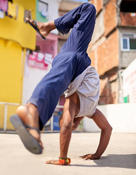 Straatstijl. Low angle shot van een jonge mannelijke breakdancer in een stedelijke omgeving. — Stockfoto