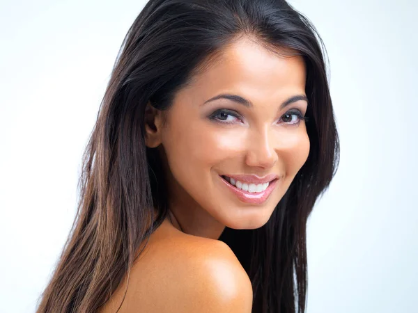 Vertrouwend op haar schoonheid. Studio portret van een mooie jonge vrouw met cosmetische verbeteringen. — Stockfoto