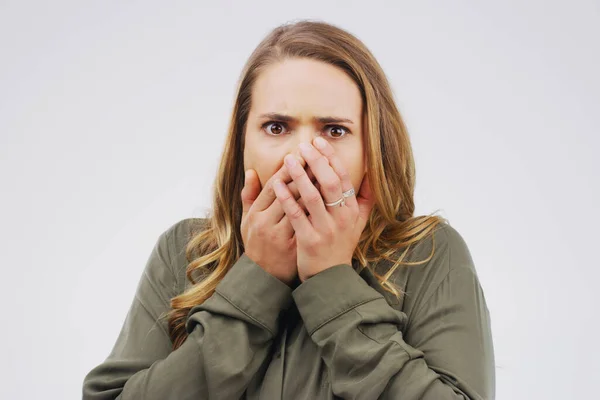 Warum sollten Sie das tun? Studioaufnahme einer jungen Frau, die vor grauem Hintergrund schockiert wirkt. — Stockfoto