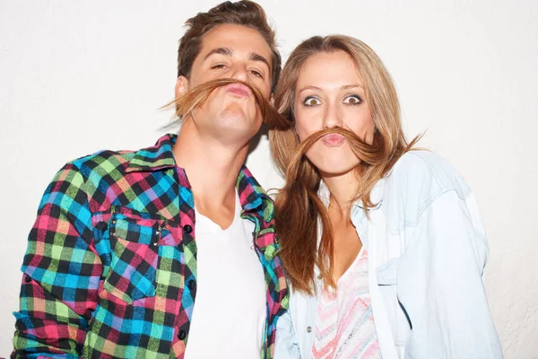 Verifica os bigodes. Tiro de um casal hipster elegante. — Fotografia de Stock