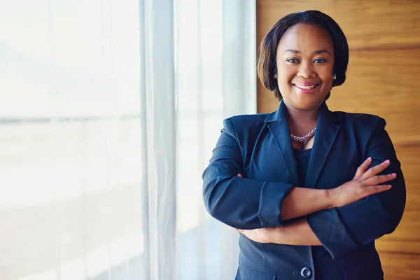 Happy hour é de 9 a 5. Retrato de uma empresária confiante em pé em seu escritório. — Fotografia de Stock