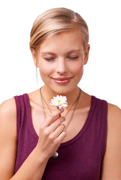 Luonnollista aromaterapiaa. Studio laukaus nuori nainen haistaa kukka eristetty valkoinen. — kuvapankkivalokuva