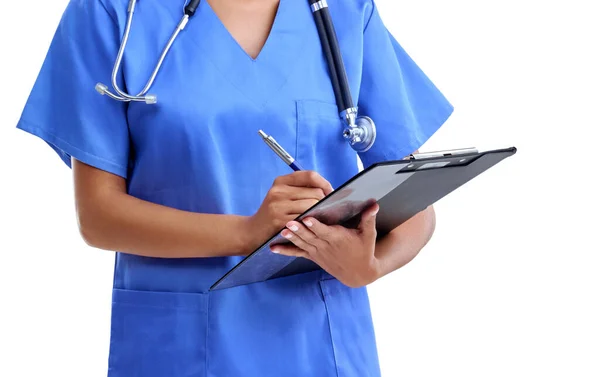 A analisar os registos médicos. Fotografia em estúdio de um profissional de saúde a olhar para um registo médico isolado em branco. — Fotografia de Stock