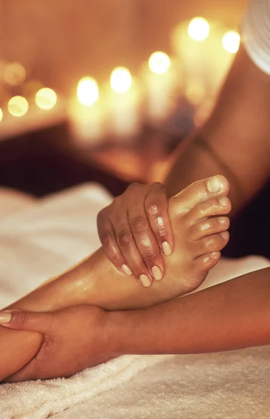 Alivia la opresión de un largo día. Foto recortada de una mujer disfrutando de un masaje de pies en un spa. —  Fotos de Stock