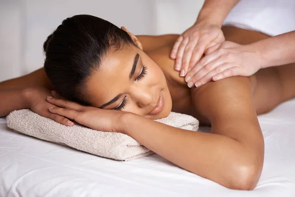 A desfrutar de um dia no spa. Tiro recortado de uma jovem mulher desfrutando de uma massagem em um spa. — Fotografia de Stock