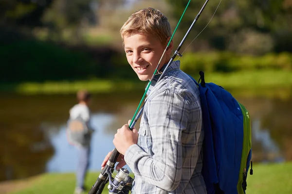 E 'andato a pesca. Girato di un ragazzo in un viaggio di pesca. — Foto Stock