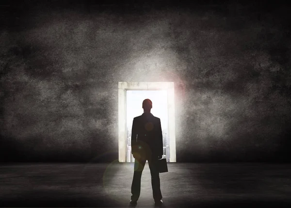 El mundo corporativo llama. Imagen conceptual de un hombre de negocios mirando hacia una puerta luminosa. —  Fotos de Stock