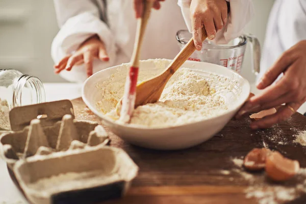 Cominciamo a cucinare. Colpo ritagliato di madre e figlio che cuociono in cucina. — Foto Stock