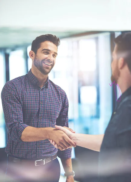 Estoy tan interesado en fusionar nuestras ideas. Disparo de dos jóvenes empresarios estrechando la mano en una oficina. —  Fotos de Stock