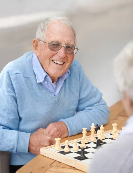 Schaakmat in vijf zetten.... Een bejaard stel dat samen schaak speelt. — Stockfoto