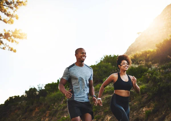 Não importa o quão rápido importa que vás. Tiro cortado de um jovem casal feliz para uma corrida juntos. — Fotografia de Stock