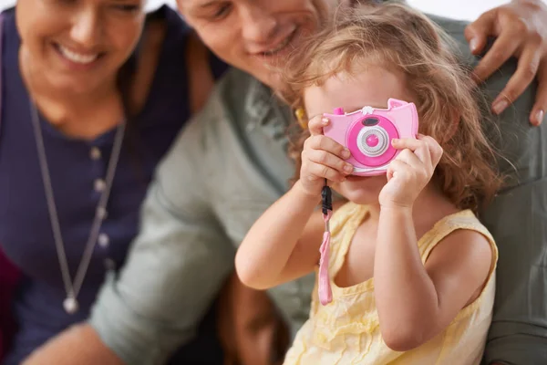 Ze begon haar fotografie te oefenen voor hun reis. Een klein meisje spelen met een camera als ze zit met haar ouders. — Stockfoto