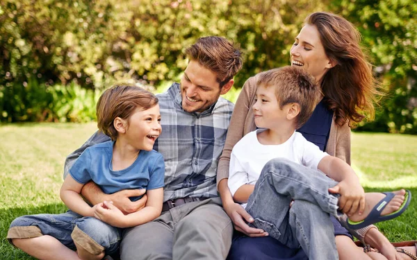 Mijn jongens de ware betekenis van familie laten zien. Gekropte foto van een liefdevolle familie die tijd buiten doorbrengt. — Stockfoto