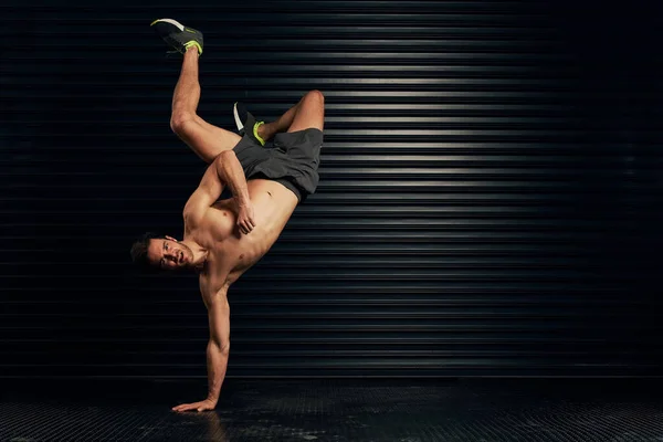 Lemme zerlegt es für Sie. Studioporträt eines hemdlosen und gut gebauten Mannes Breakdance vor dunklem Hintergrund. — Stockfoto